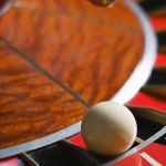 Рулетка в казино с фишками и игровым столом